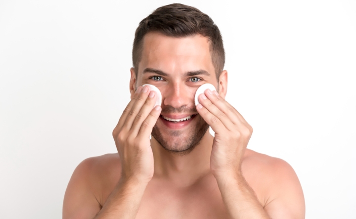 Los 4 esenciales en la rutina facial para hombres